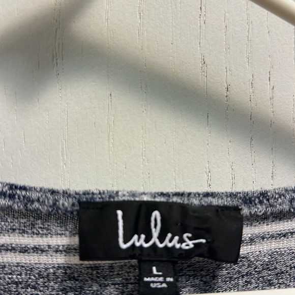 Lulu’s V Neck , Stripe Ruched Long Crop Top. Size Large Ties in front blue/white - Picture 2 of 4